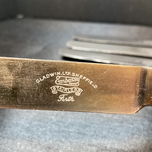 Vintage Stainless Steel Table Knives with Bakelite Handles - Picture 8 of 8